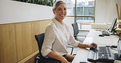 Operaciones auxiliares en el departamento de administración y recepción