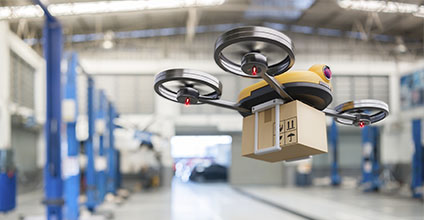 Piloto profesional de drones en logística