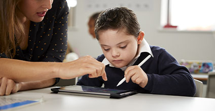 Participación en los programas de enseñanza-aprendizaje en el aula de referencia del alumnado con necesidades educativas especiales (ACNEE)