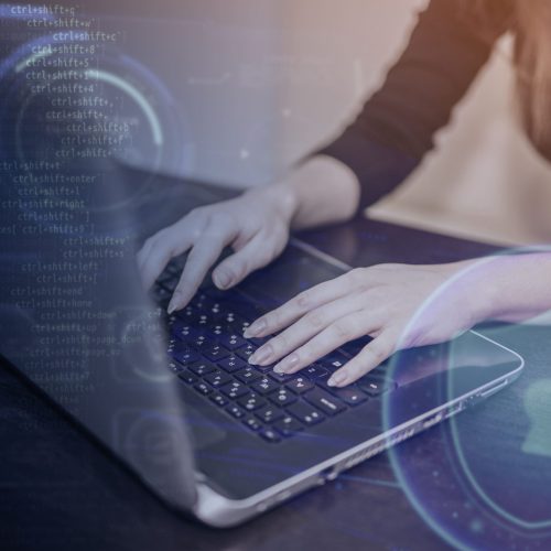 persona-trabajando-html-computadora (1)